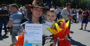 Победители парада колясок в Череповце в номинации "Самая спортивная коляска" - получили призы от Проката детских товаров, ежегодного партнера мероприятия