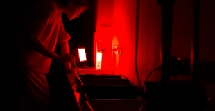 печать аналоговым способом ч/б фотографий в Ночь музеев (2014) 