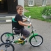 Мальчик, который не ходит самостоятельно, но с удовольствием может кататься на велосипеде 